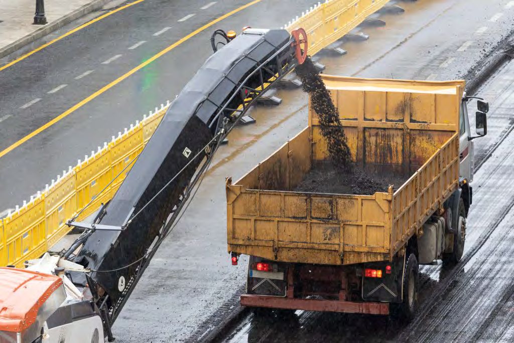 Milling machine conveyor loading a dump truck